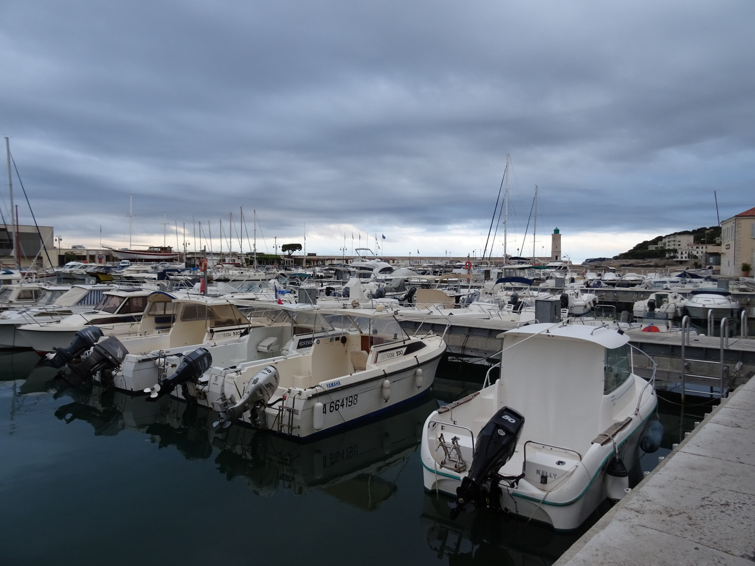 Port de Cassis, il est 7 heures, les hostilités n'ont pas encore commencé