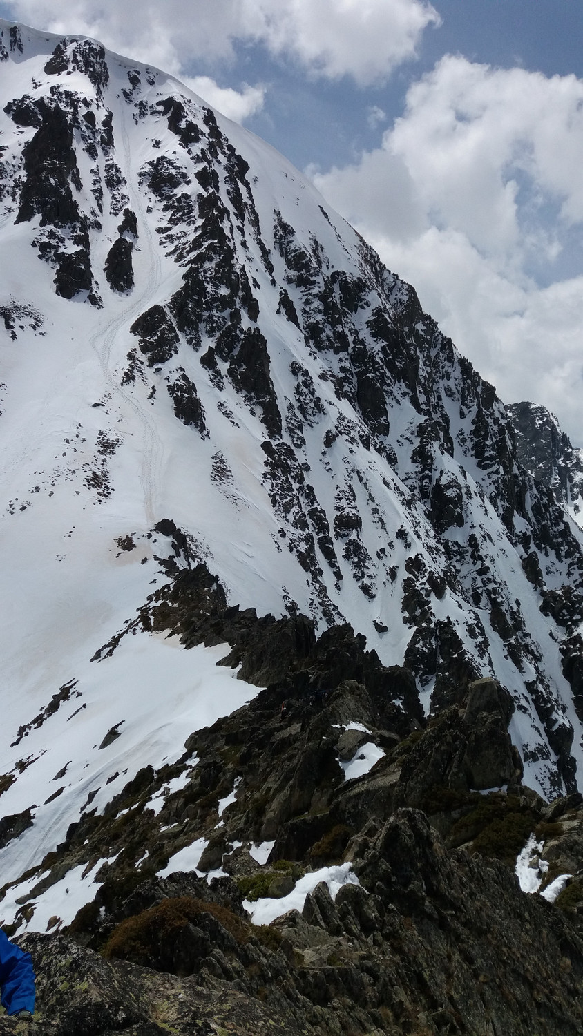la petite arete de l'Estanyol, avec les traces de descente depuis Font Frede