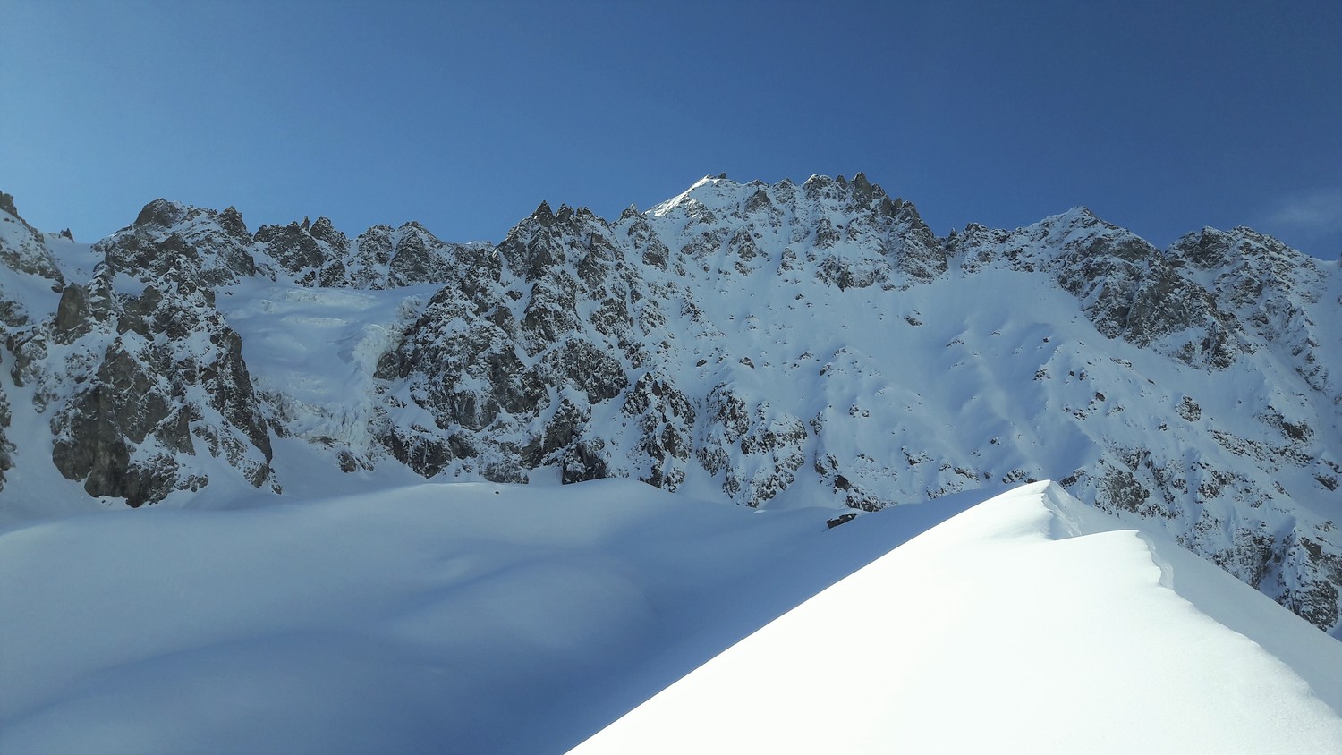 La face NW de la Montagne des Agneaux et les séracs du Glacier Supérieur d'Arsine