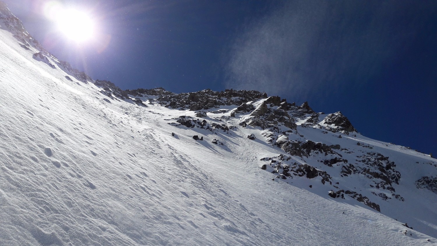 La dernière pente du couloir Piaget, avant l'arête sommitale