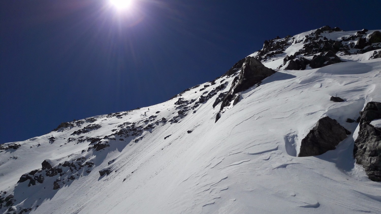 Vue depuis la sortie du couloir Piaget : l'arête sommitale et l'ex-emplacement de la défunte Calotte des Agneaux...