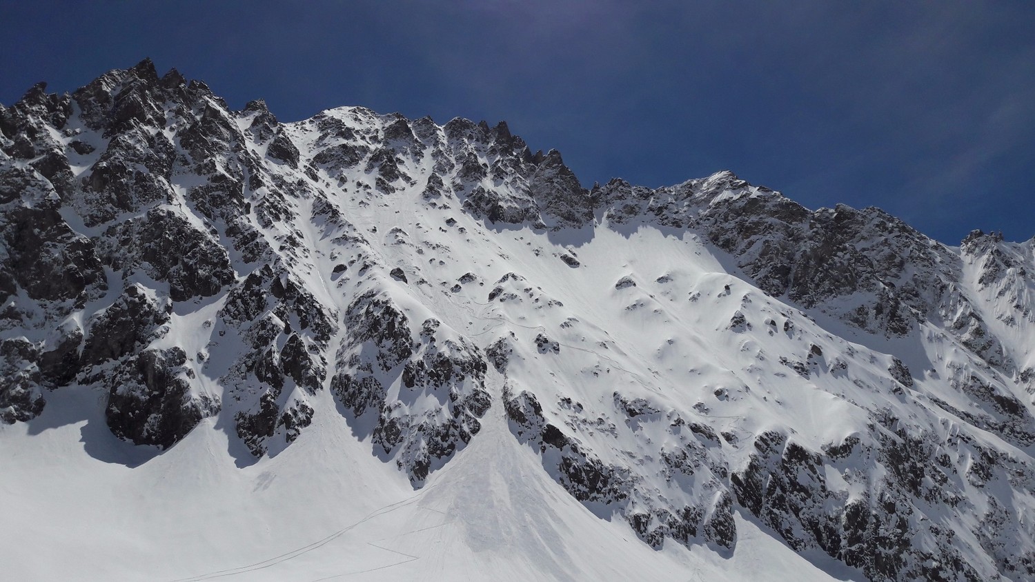 La face NW des Agneaux après la descente des 4 protagonistes du jour !
