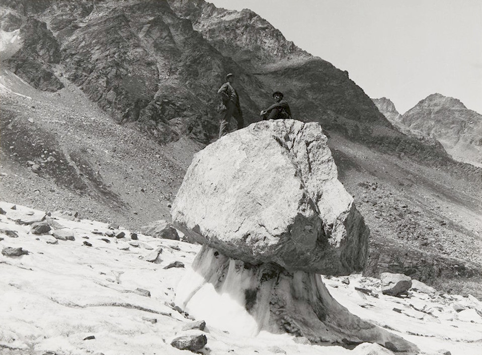 Table sur le Glacier Valeille par Vittorio Sella