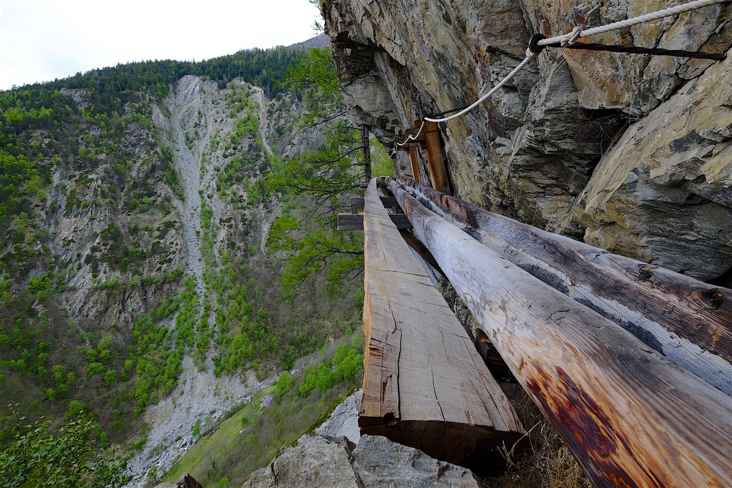 Bisse de Gorperi ....50 mètres de vide sous les pieds.