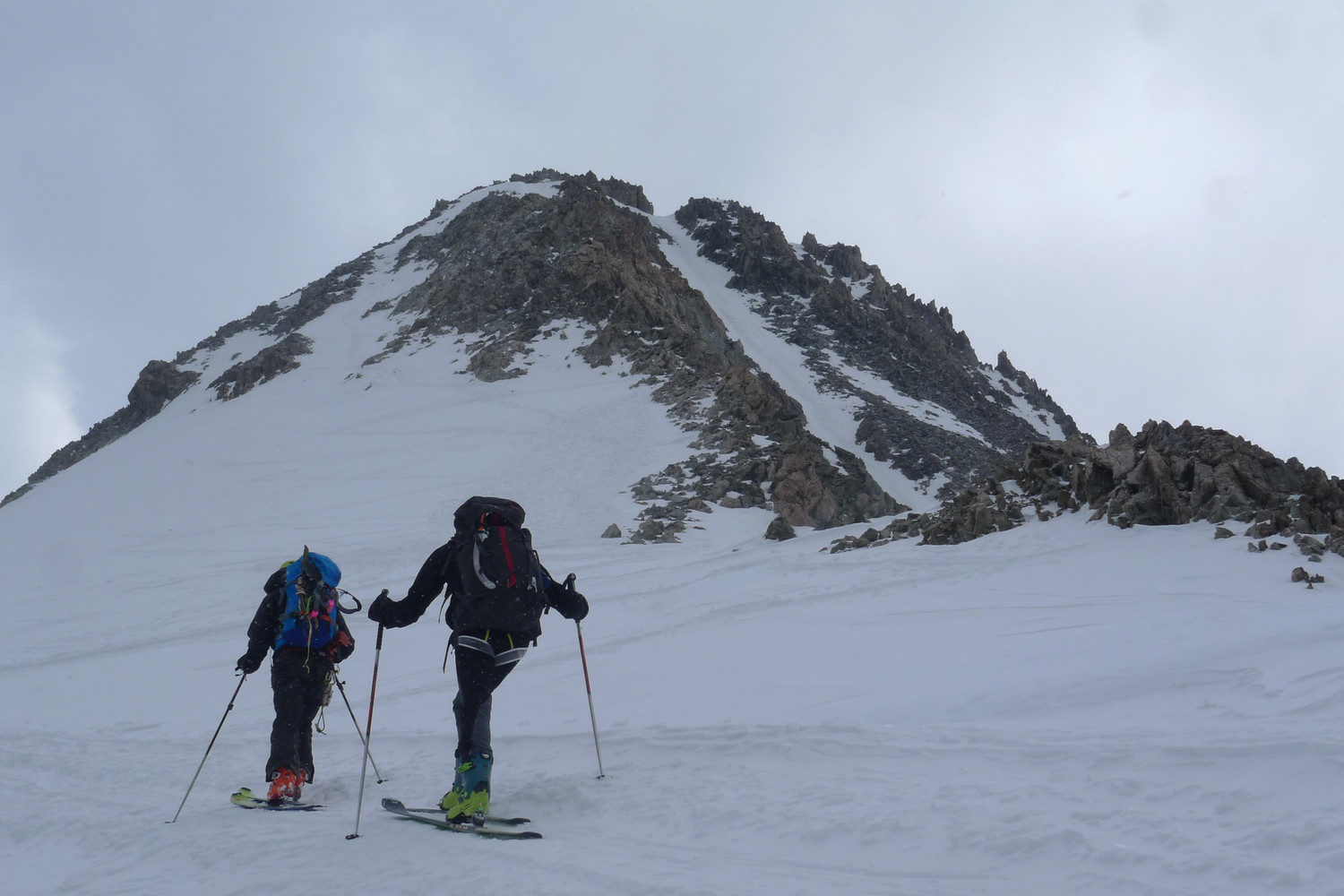 à gauche, voie par l'arrete N. A droite, couloir face ouest.