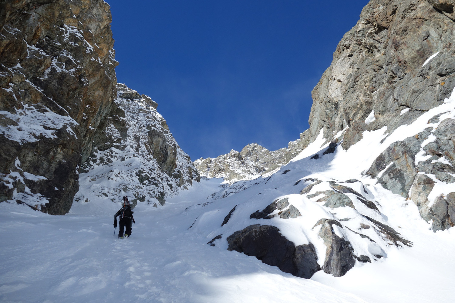 Les falaises rive D et l'encaissement du couloir le protègent bien du soleil !