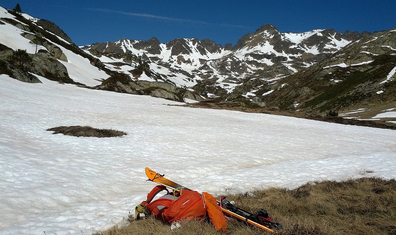 Début neige continue, chaussage ski valon Siscar, 2100m, Ariège, Pyrénées