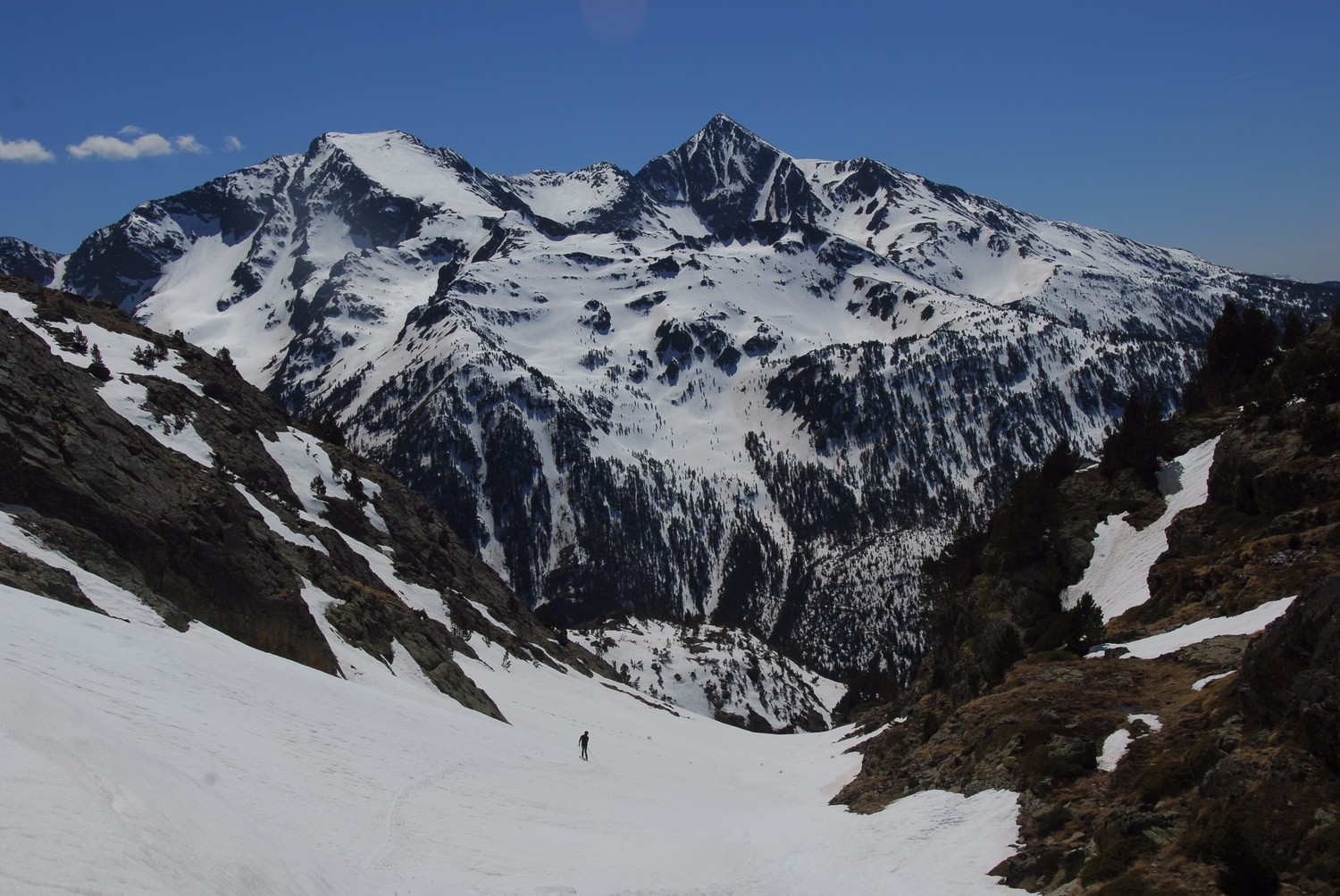 Per sota de l'estany d'Areste, amb el Norís i el Monteixo al fons
