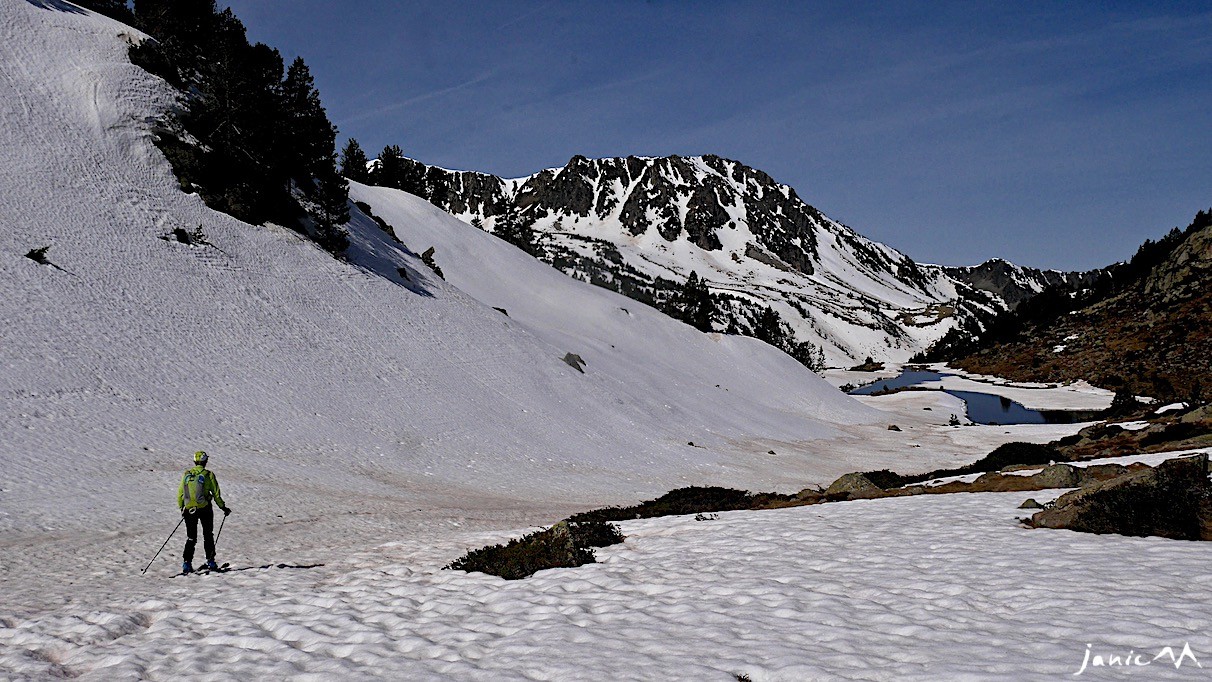 Descente sur le lac d'Agalops