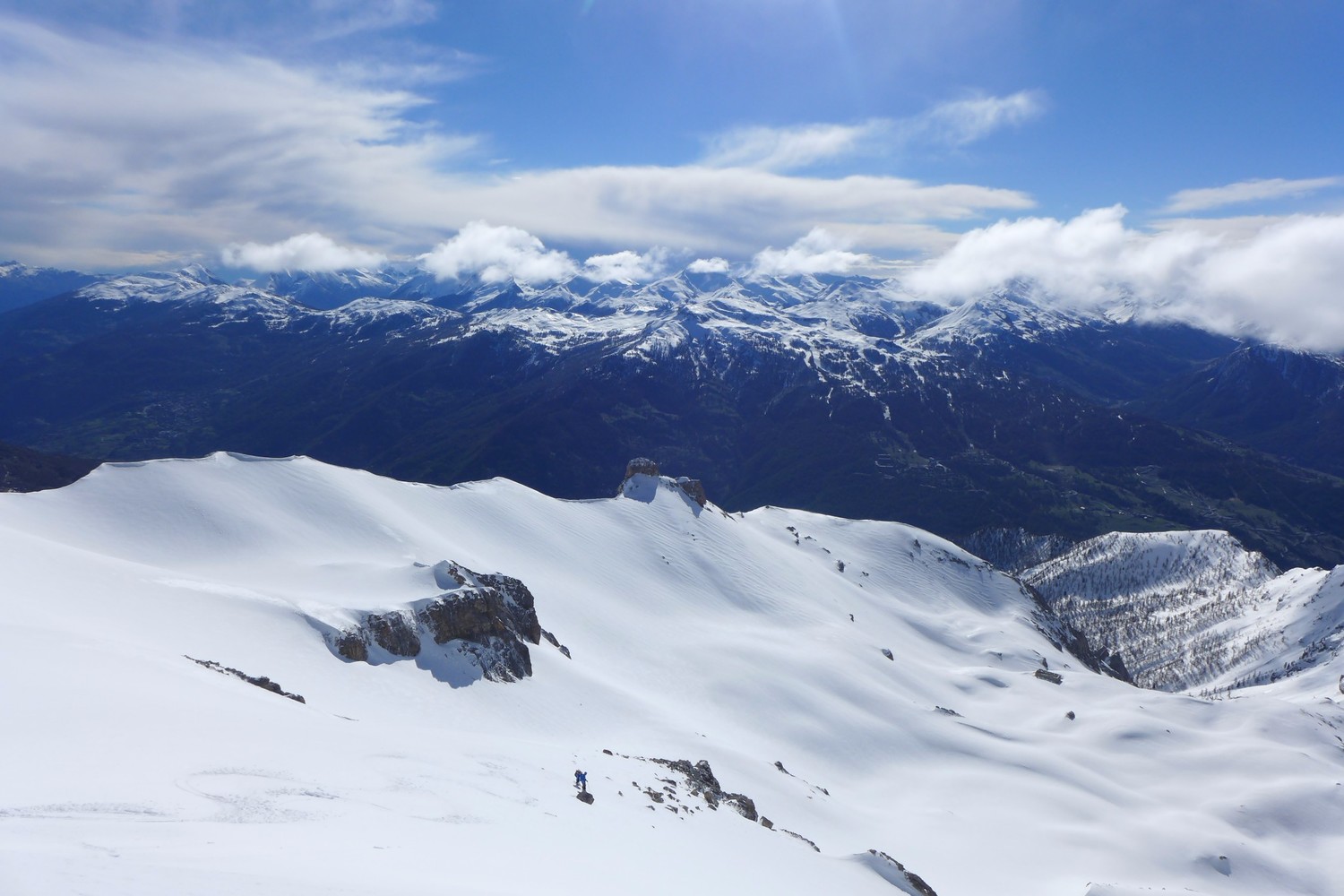 Sous le sommet des Rochers Charniers, nous commencons la descente SE face au val de Suse.