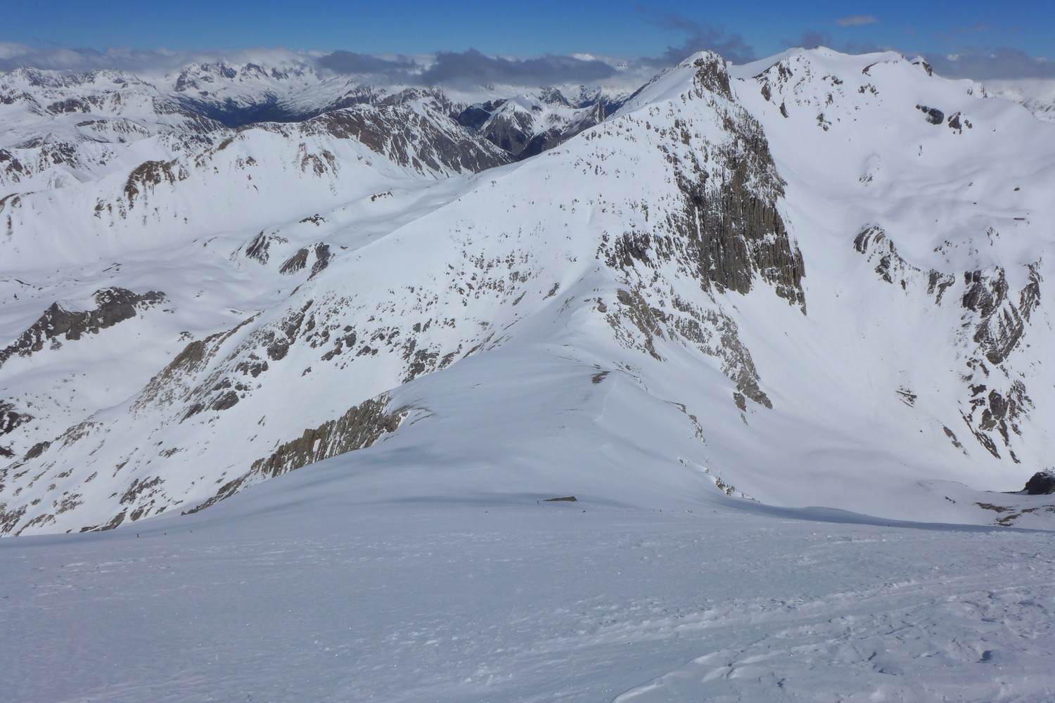 On voit bien la descente SE et la suite de l'itinéraire depuis la croupe du Chaberton.