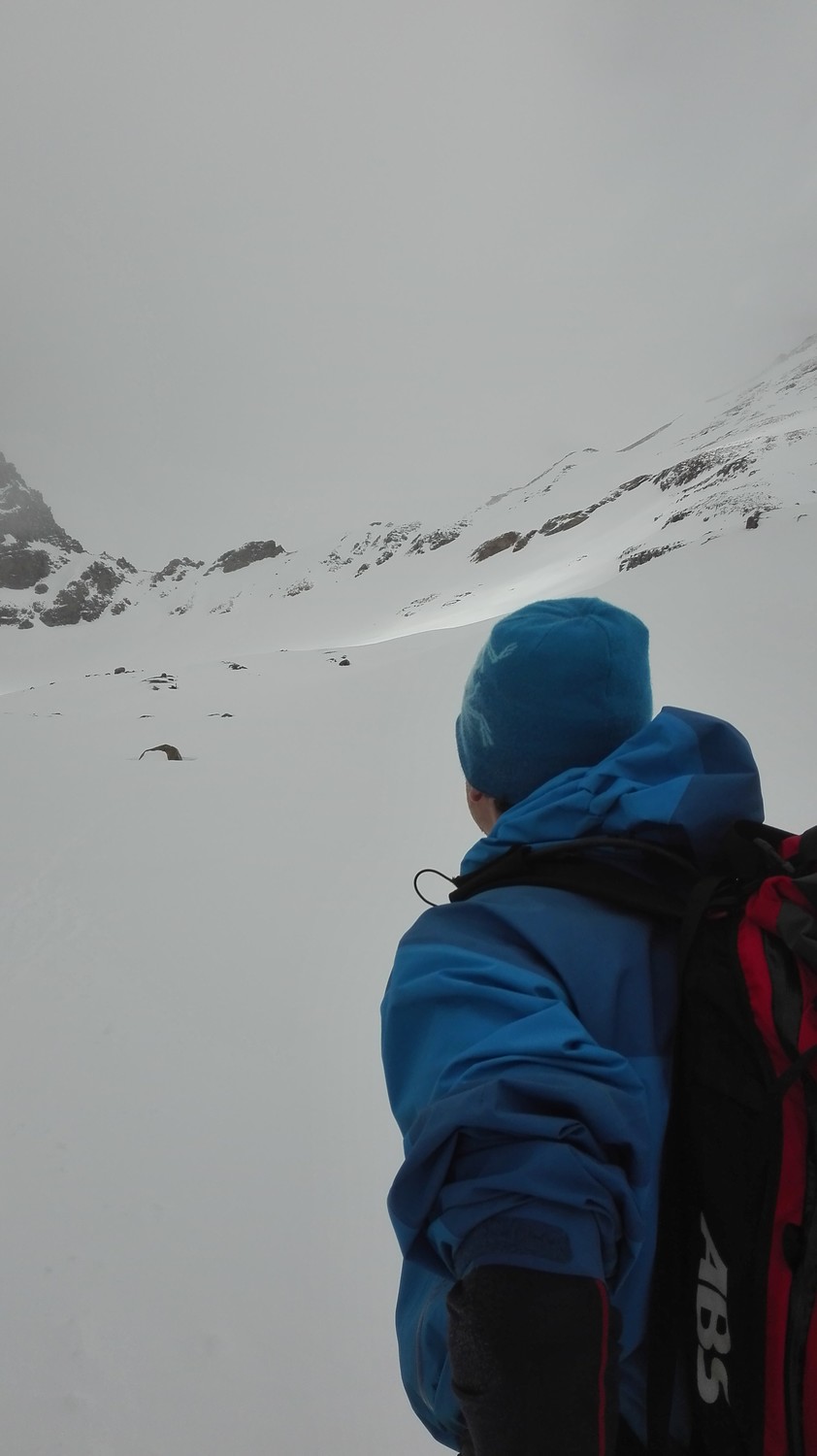 Le col du Grand Paradis tout au fond du vallon derrière le refuge