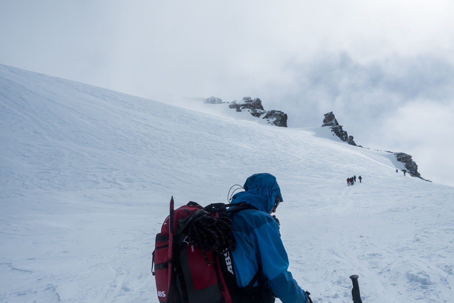 En route vers le 4è mur à droite de la barre de sérac