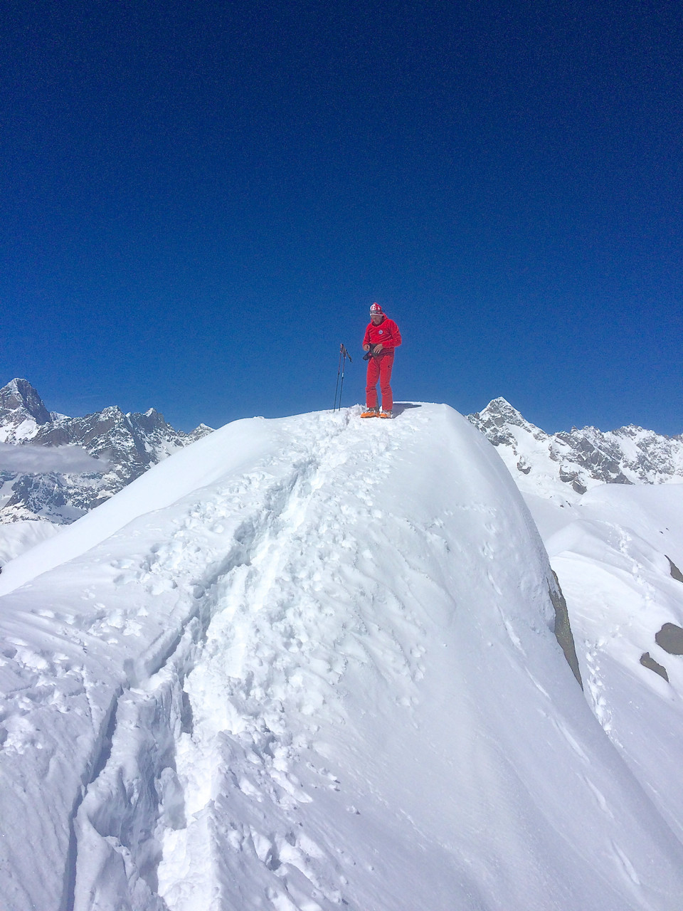 Sommet et tout autour, des montagnes