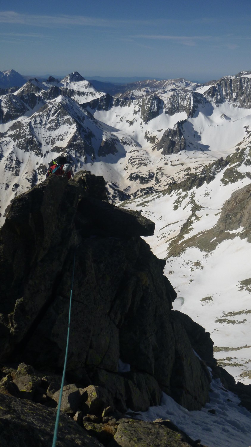 Sur la courte arête sommitale