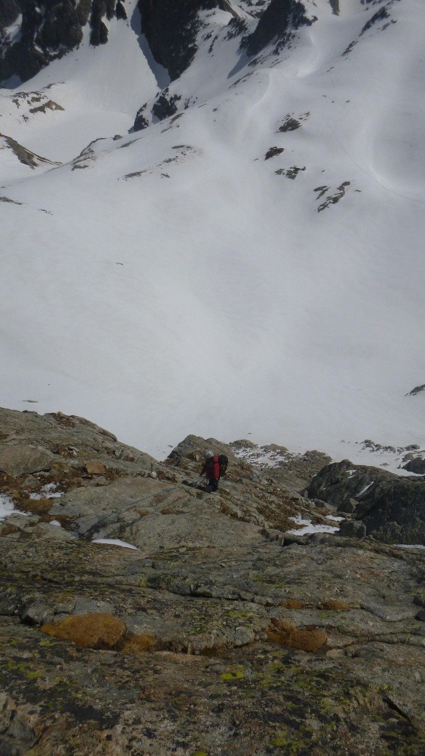 Petit ressaut à ma gauche pour rejoindre le relai de la cheminée