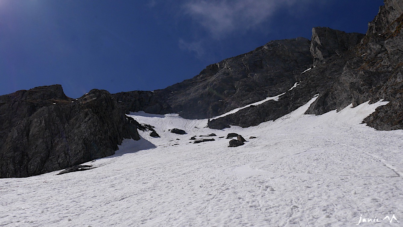 Di sotto in sù (contre-plongée) couloir N