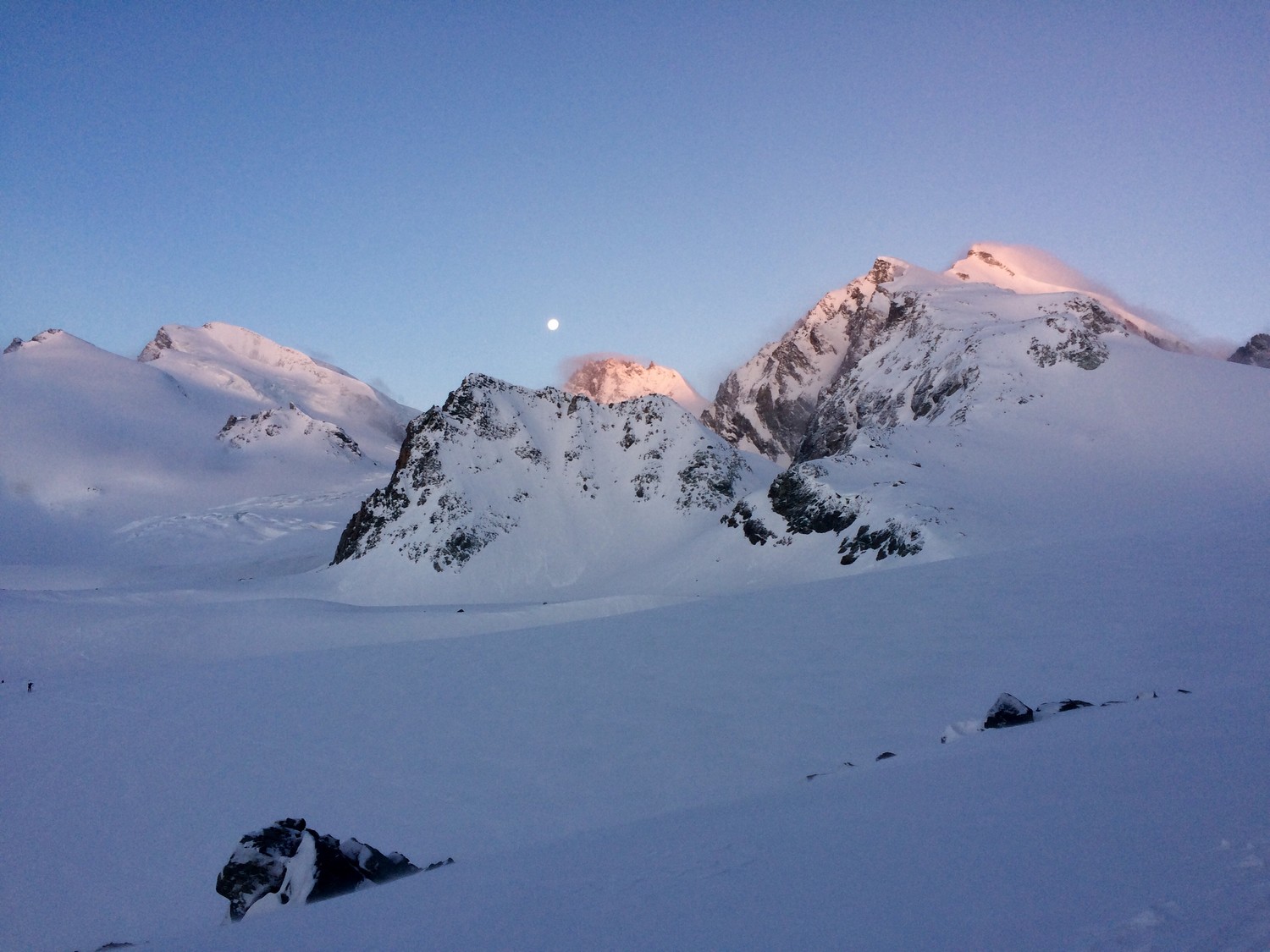 Rencontre entre Lune et Soleil sur le Strahlhorn, le Rimpfischhorn et l'Allalin