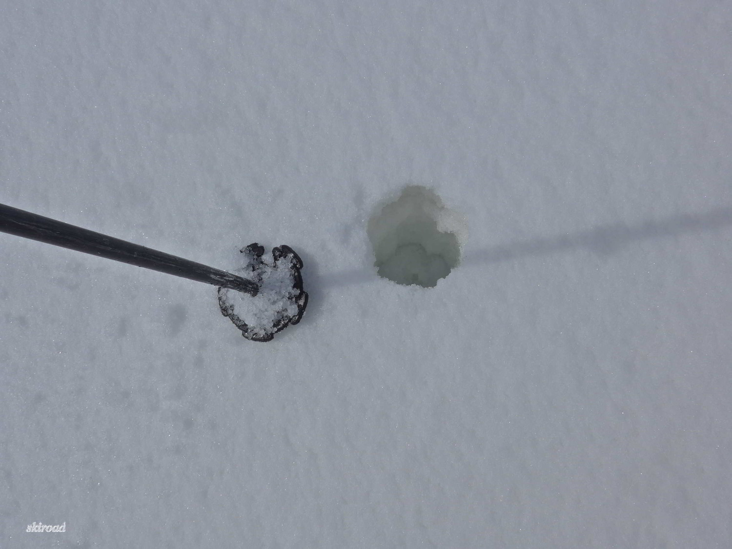 20cm de grêle détrempée sur une sous couche humidifiée.