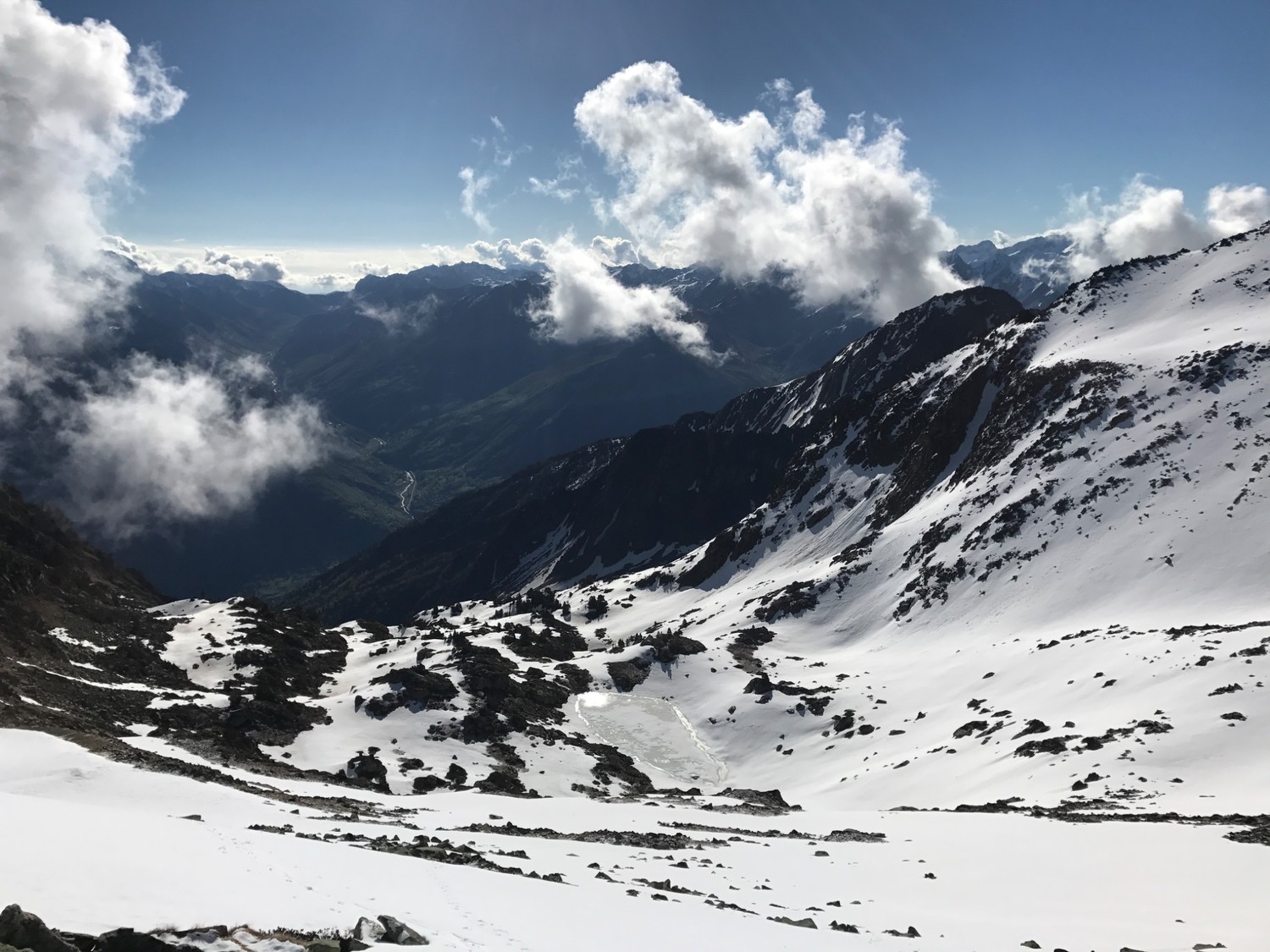 Vue sur la descente du versant est