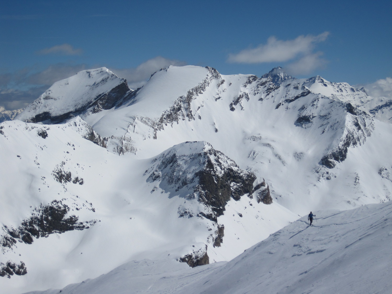 In cresta con Aouille e Taou Blanc sullo sfondo