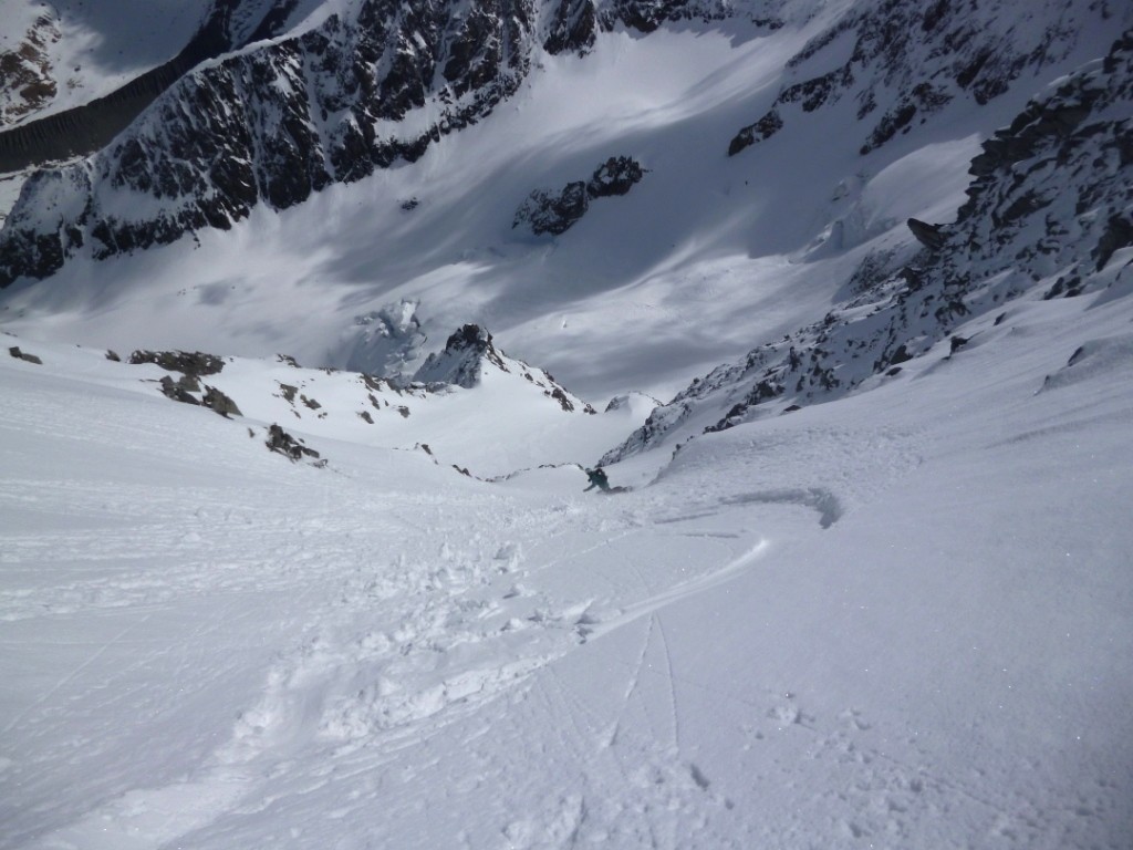 En quelques secondes il descend jusqu'au couloir de sortie !