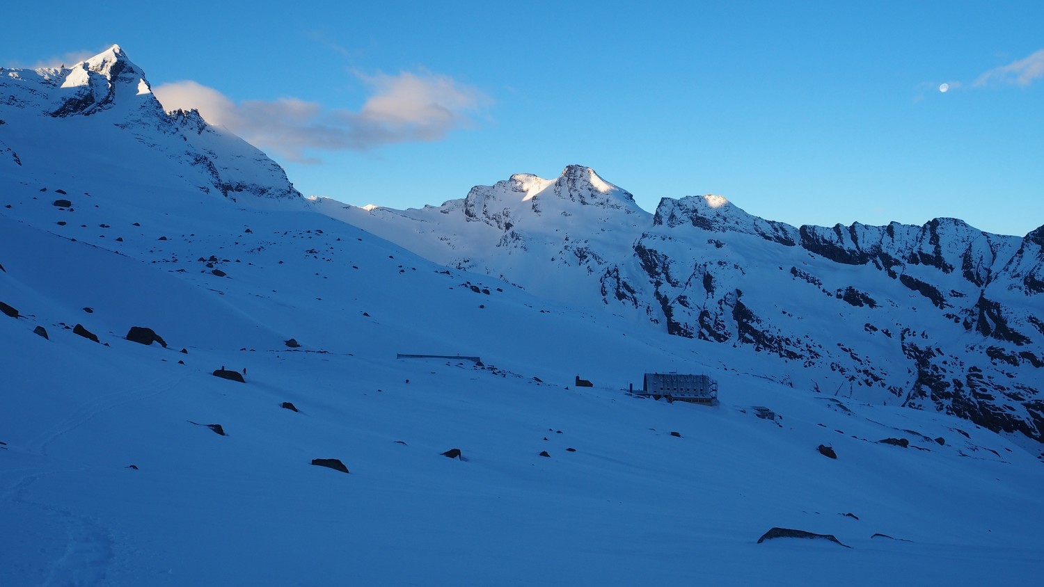 Cabane et local-cabane hiver (à gauche)