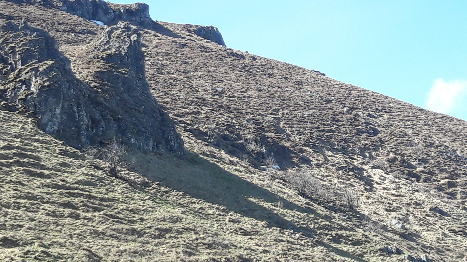 Les Roches à gauche sur la photo