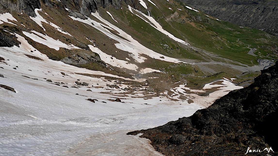 La neige jusqu'à la chaussée