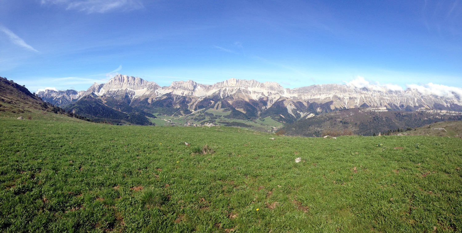 Panoramique sur la barrière orientale du Vercors depuis le Pas de Serpaton