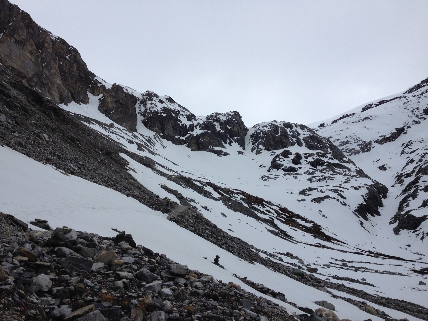 Gässi à gauche, couloir de descente au centre