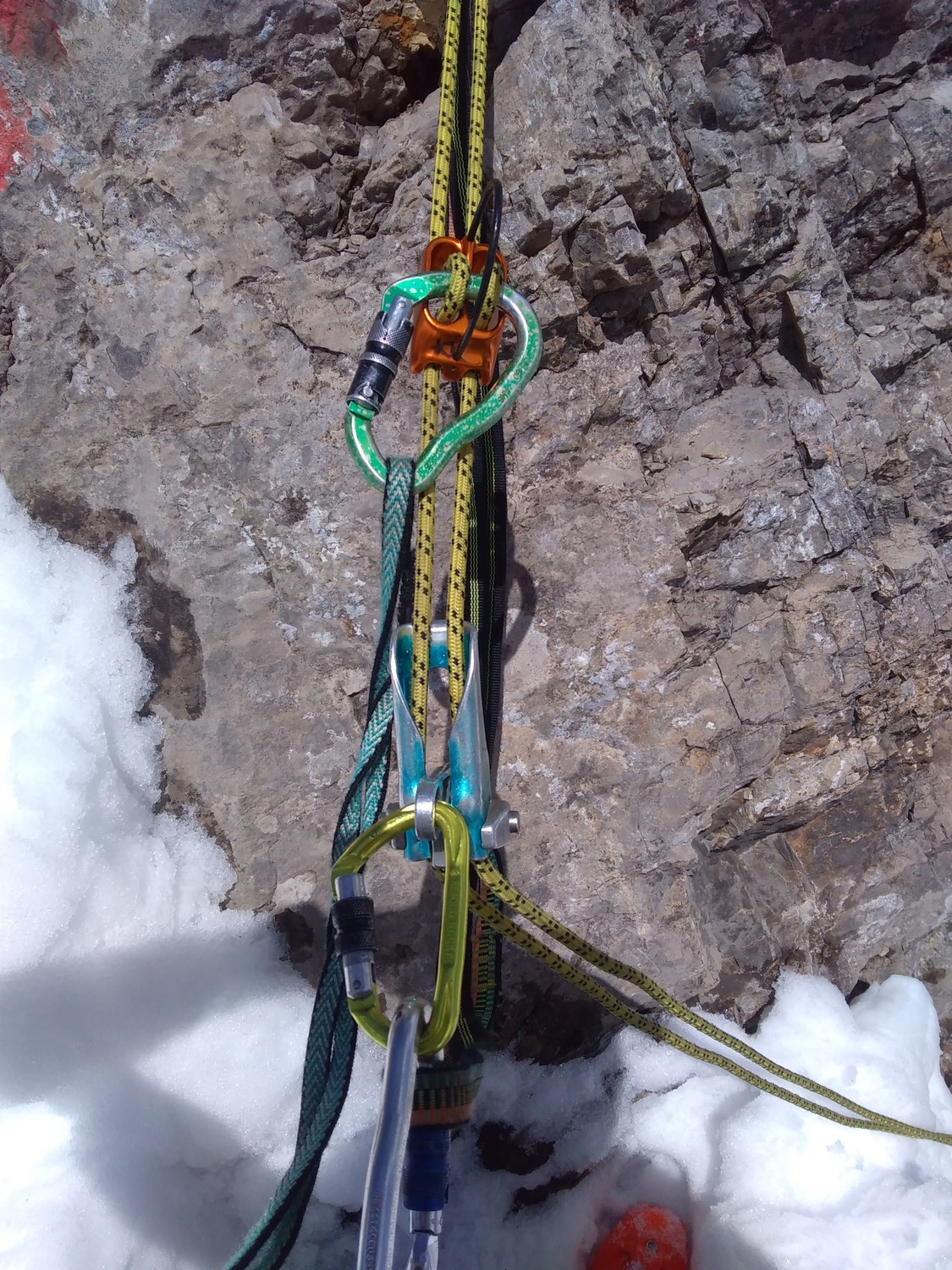 Rappel supérieur au gros anneau métallique côté Doran