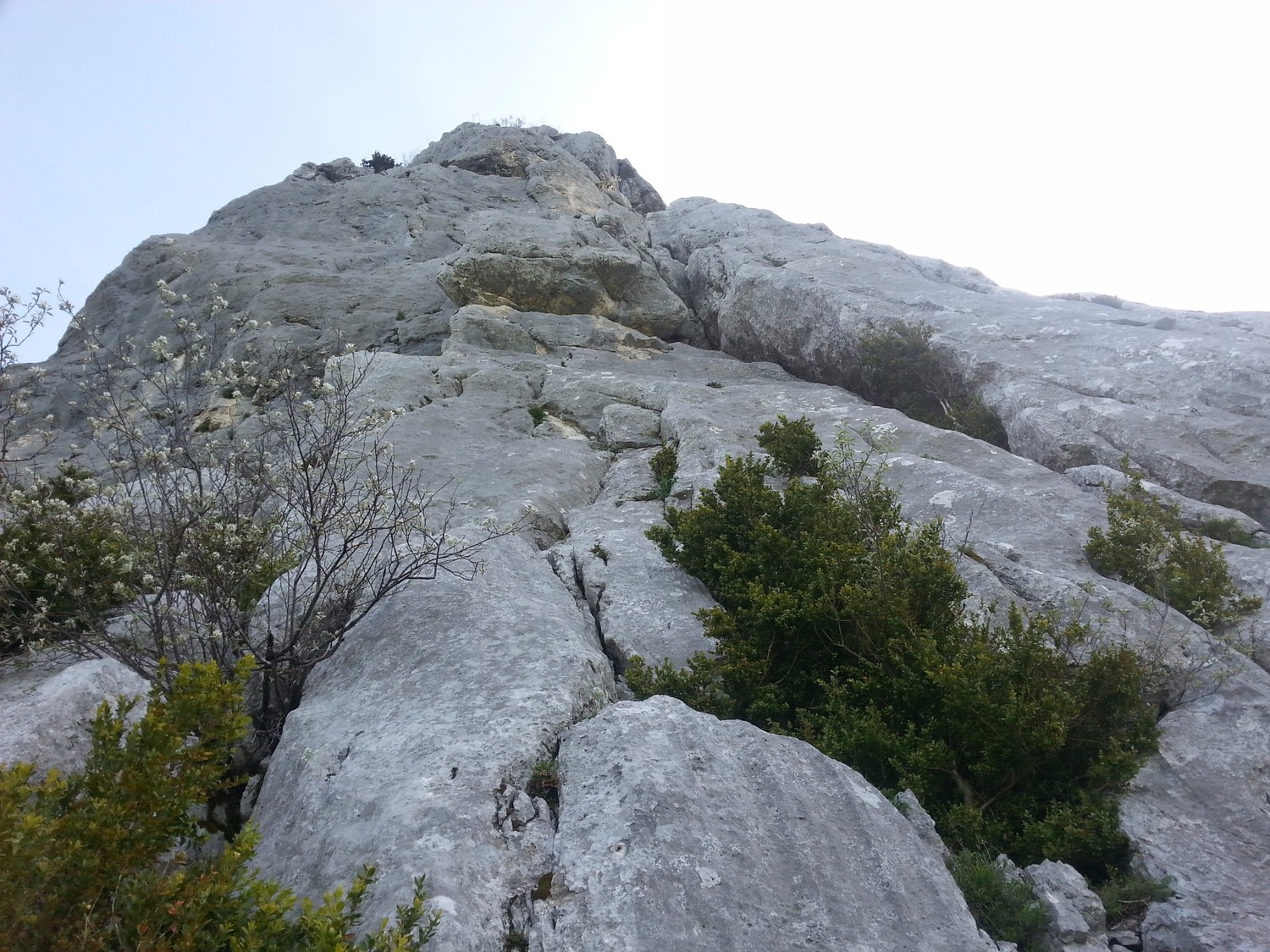 Départ de la voie dans le dièdre à droite
