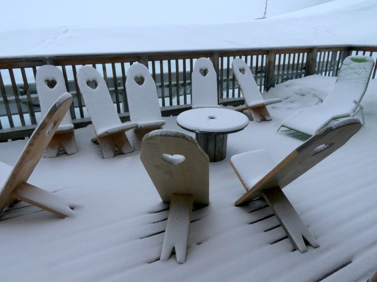 Terrasse du refuge Carro pendant les averses du soir