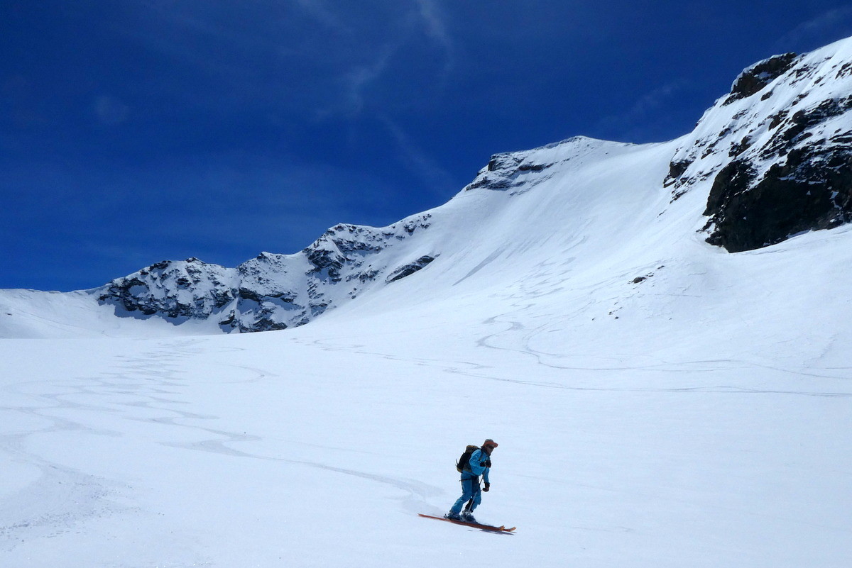Descente sous la face N de la Grande Aiguille Rousse