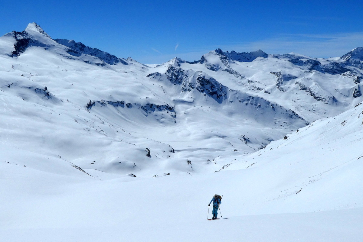 Entre le refuge et le couloir du Pas du Bouquetin; en haut à gauche, la Levanna Occidentale