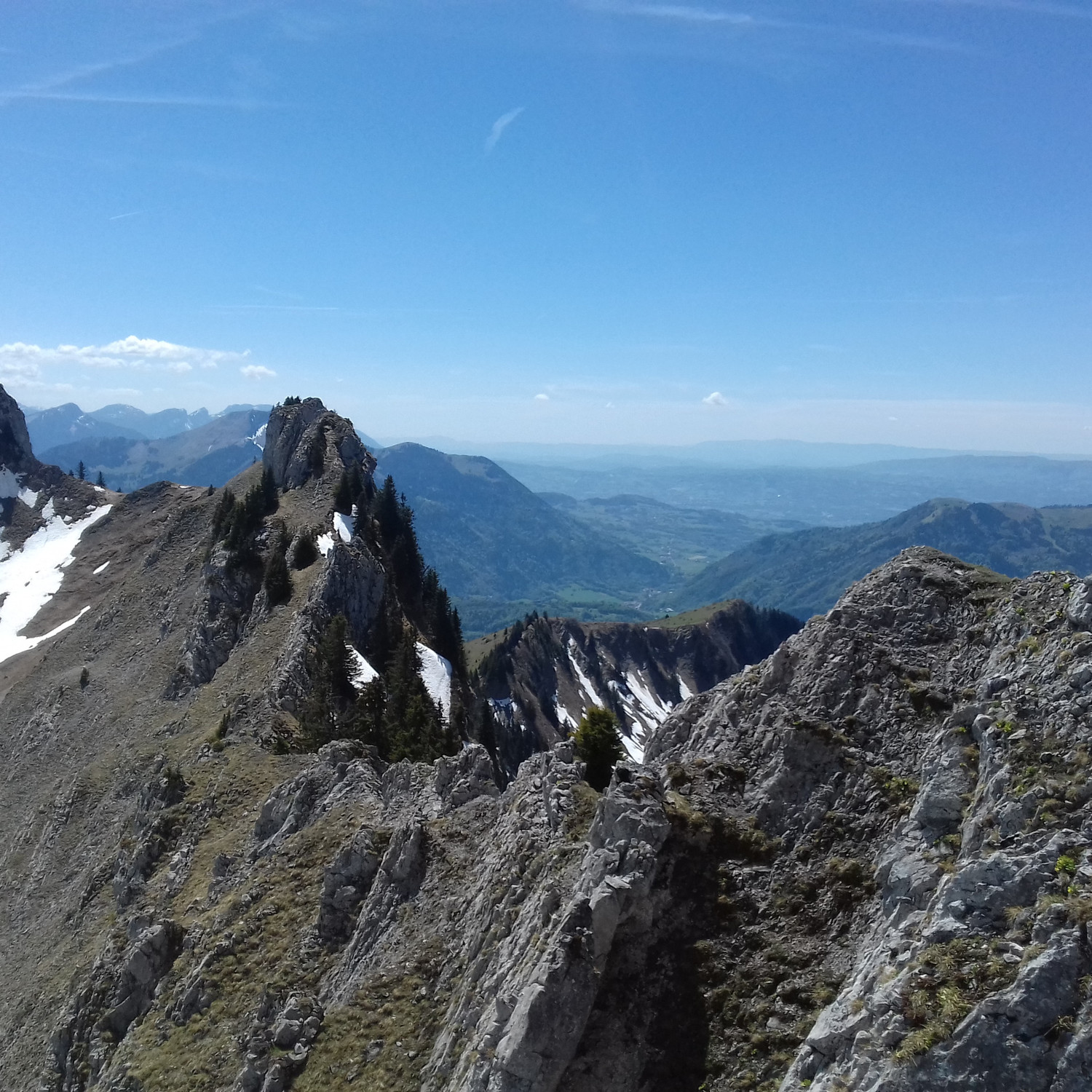 Vue arrière sur la traversée depuis le sommet