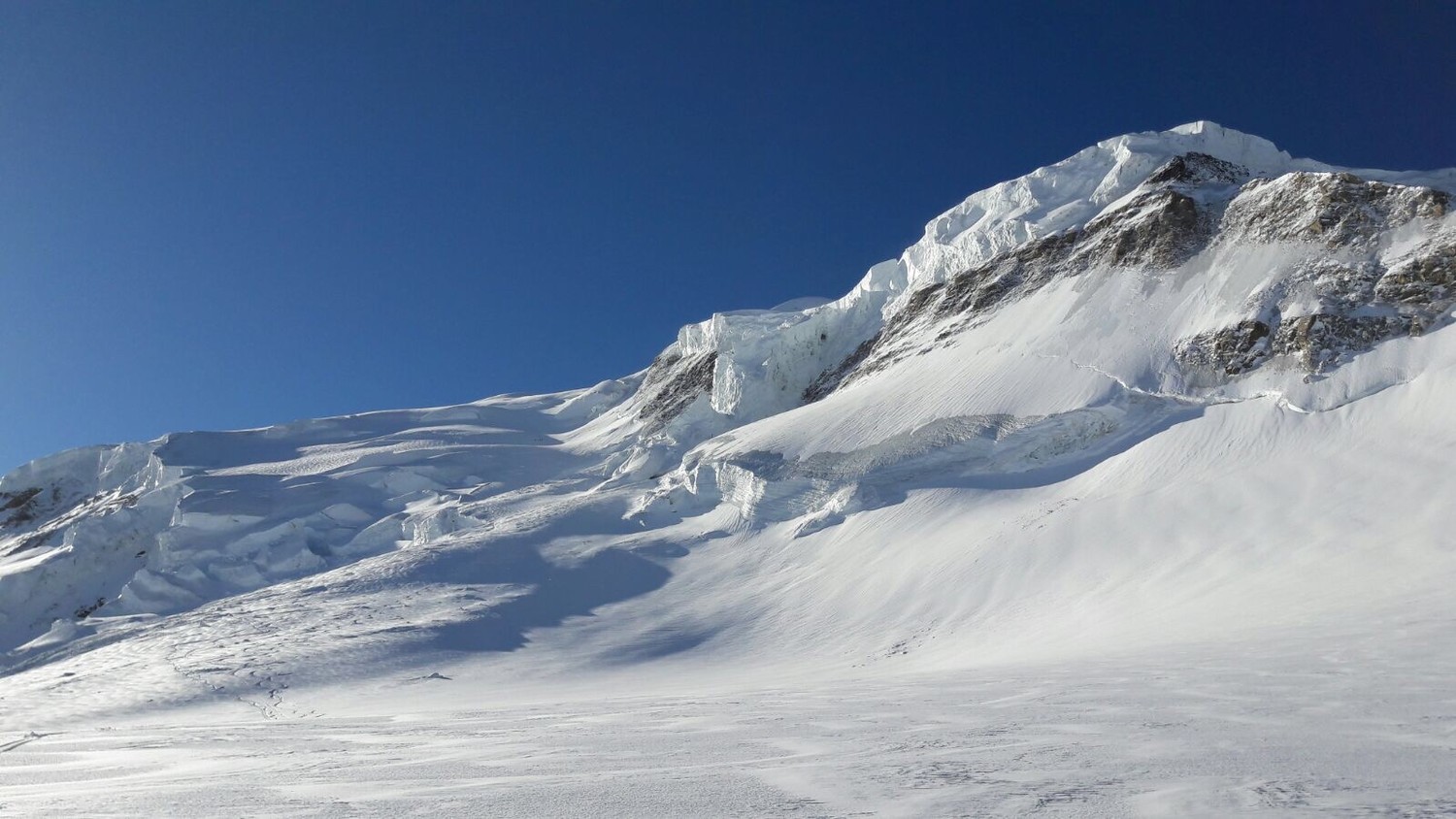 Superbes conditions de ski sous une cathédral de glace instable