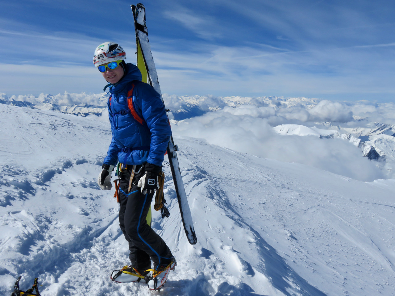 Roman au sommet prêt pour la descente de l'arête en direction de Tsessette. Bravo!