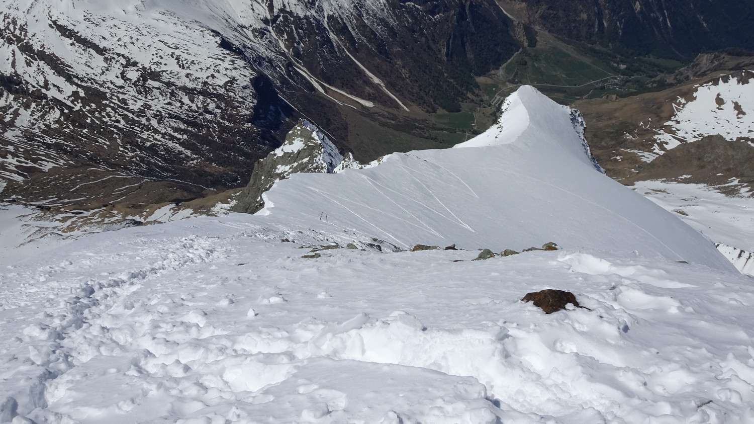 Depuis le sommet du Mont Pourri, vue sur l'épaule.