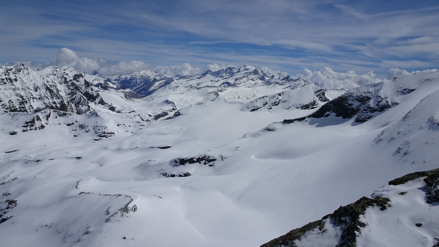 Glacier des sources de l'Isère. Grand Paradis au fond.