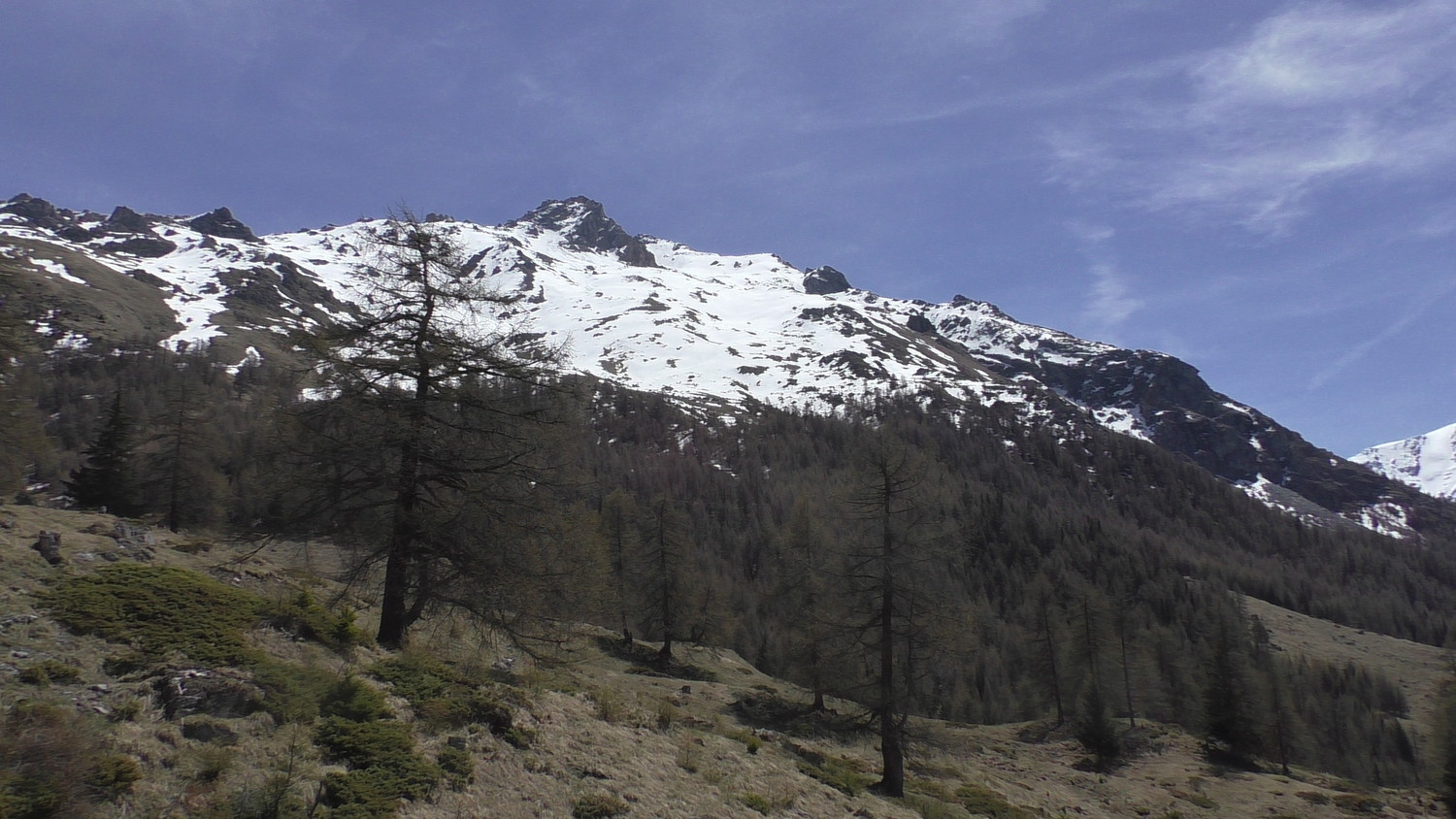 Le sommet est caché par le Mt Rouge (gros rocher sur la crête)