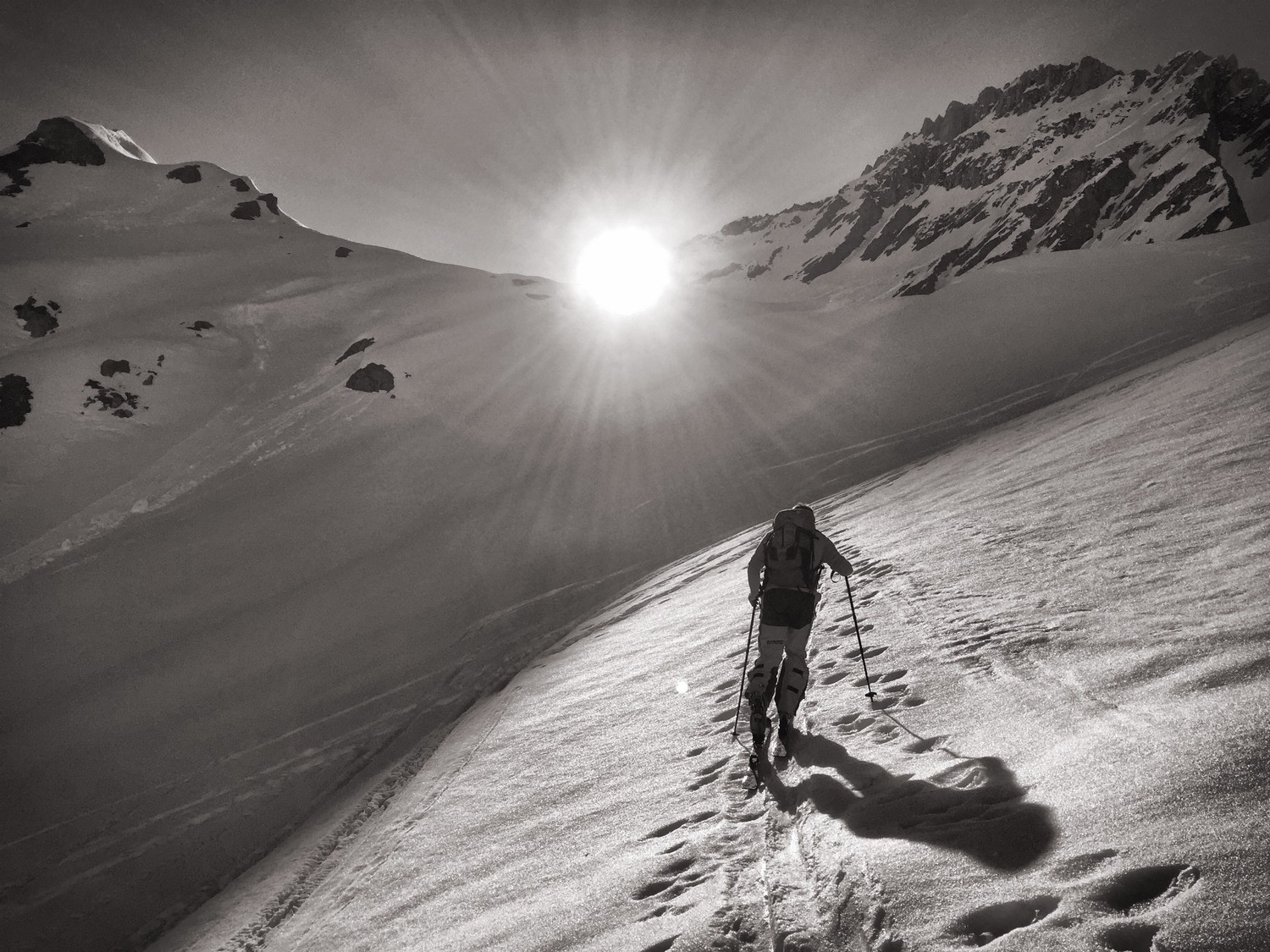 Sous le col.
