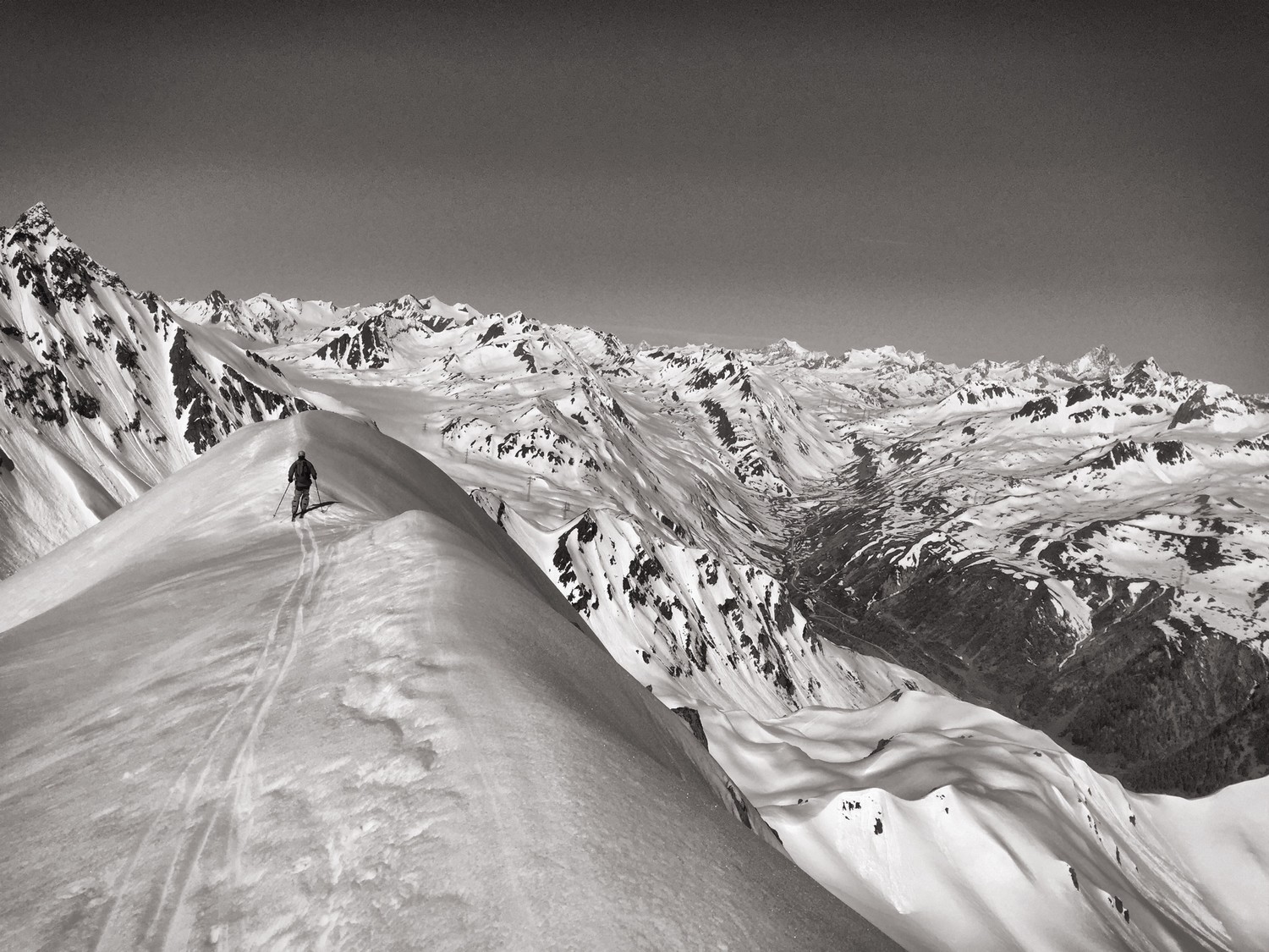 Descente de la crête et vue sur le col du Nufenen.
