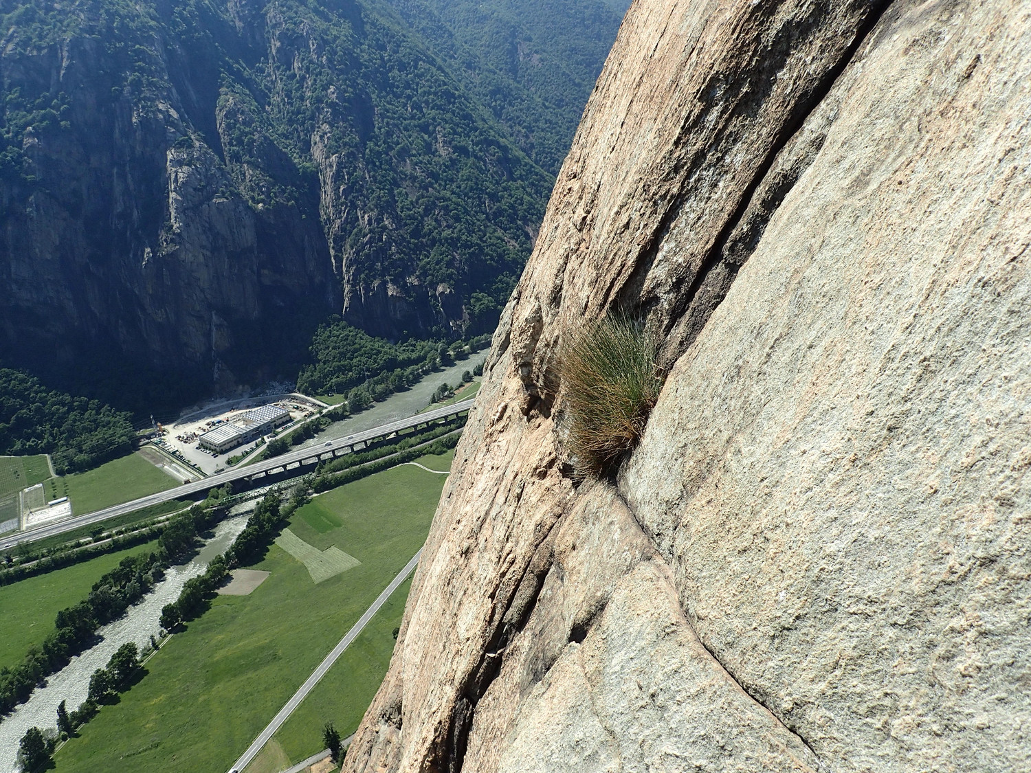 Beau rocher, environnement bruyant...