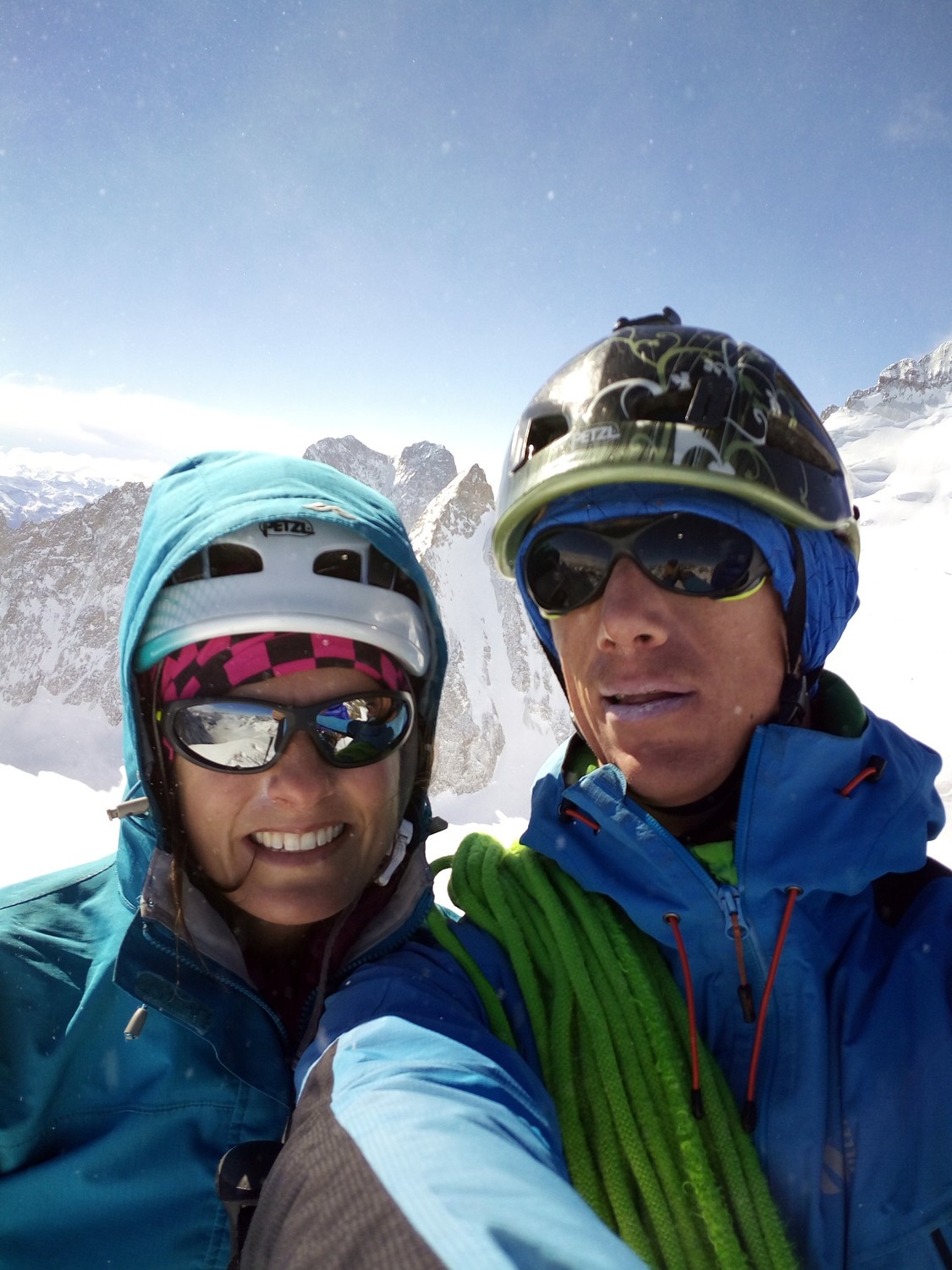 bcp de vent au sommet neigeux de roche faurio