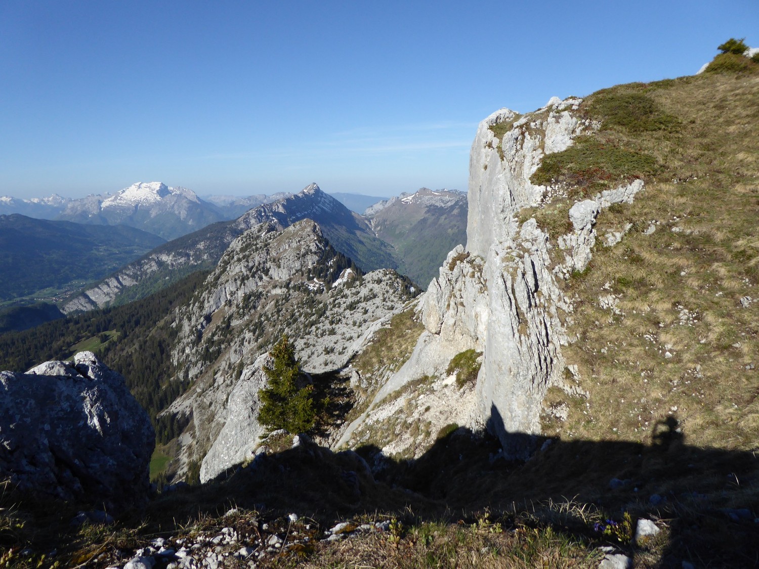 au loin, la Tournette - Roc des Tours