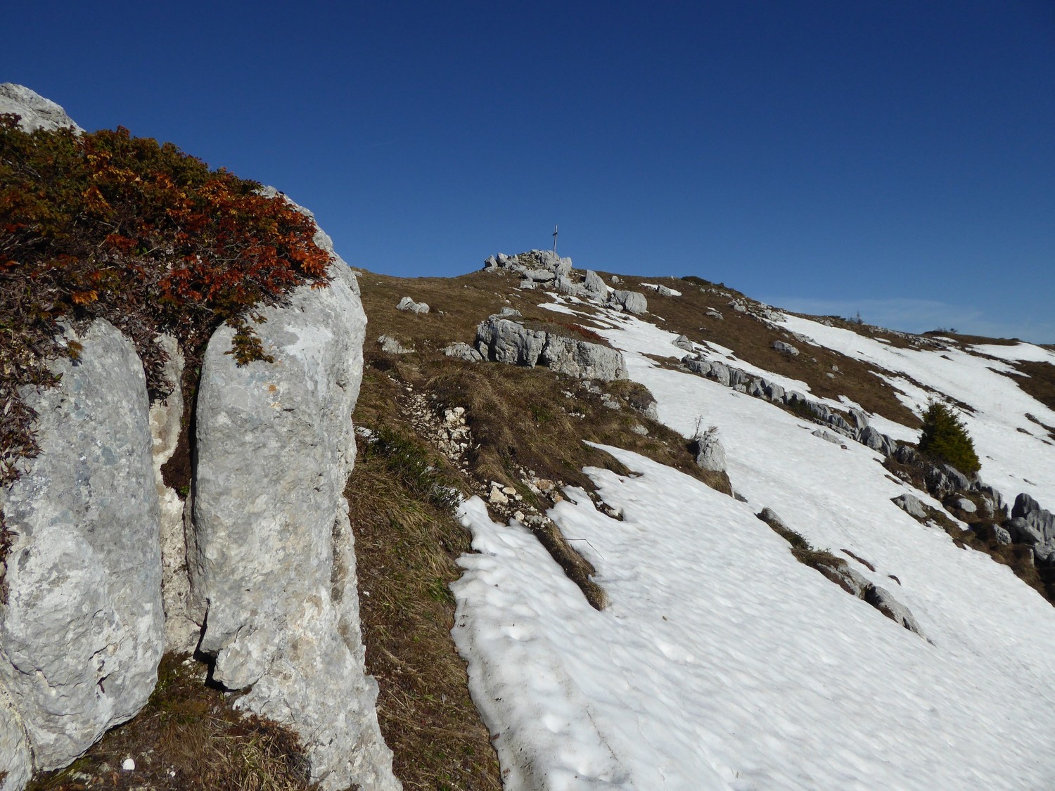la croix sommitale en vue - Roc des Tours