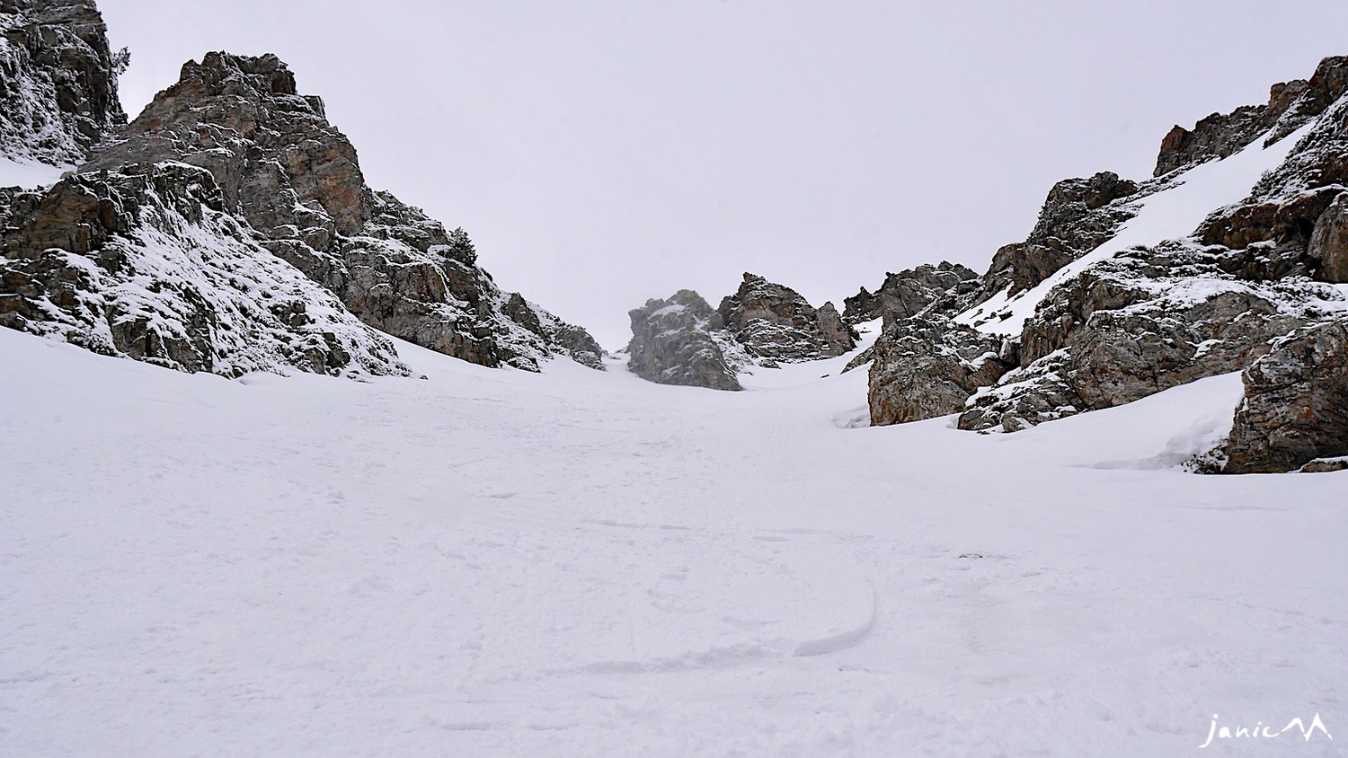 Dans l'axe sous le rocher isolé