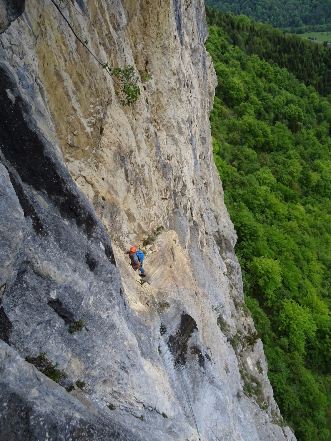 Dans le rocher jaune